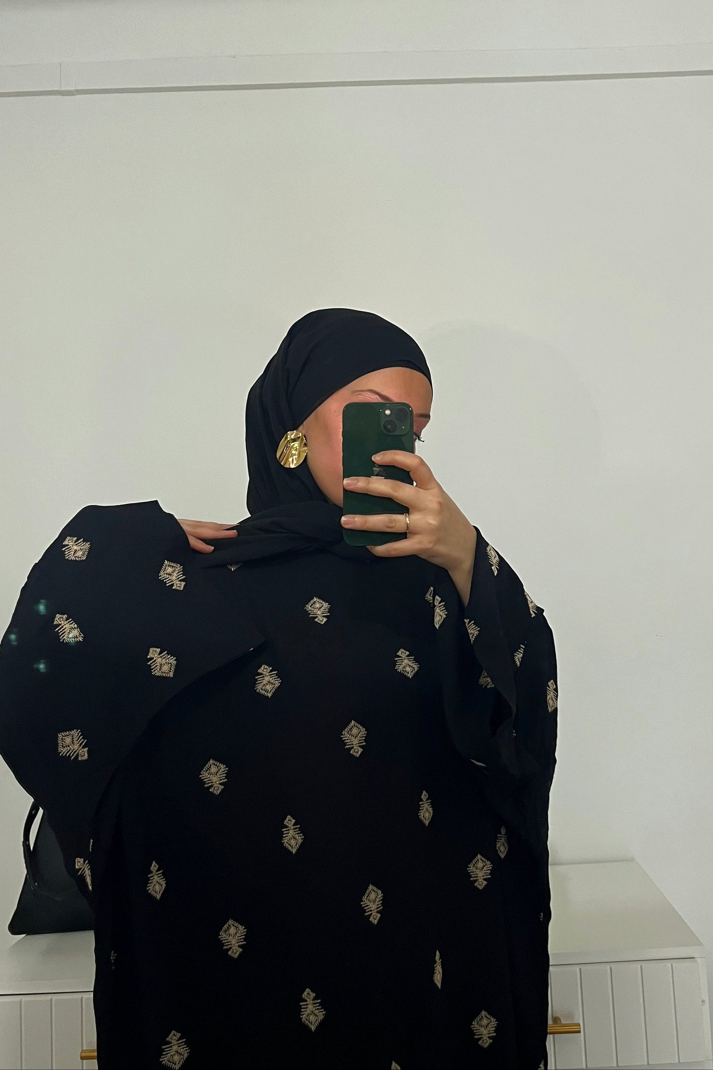 Abaya Noire Élégance – Broderies Dorées