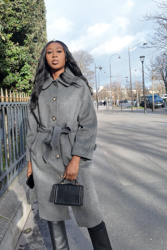 L'Élégance Parisienne en Manteau Laineux