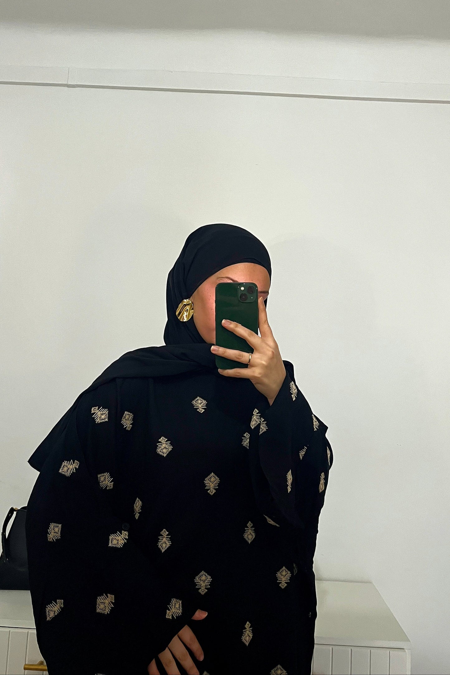 Abaya Noire Élégance – Broderies Dorées